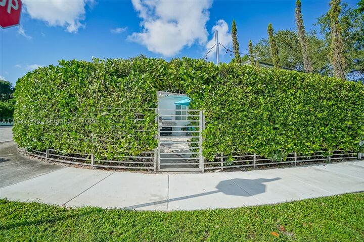 Property Photo:  7 NE 50th St  FL 33137 
