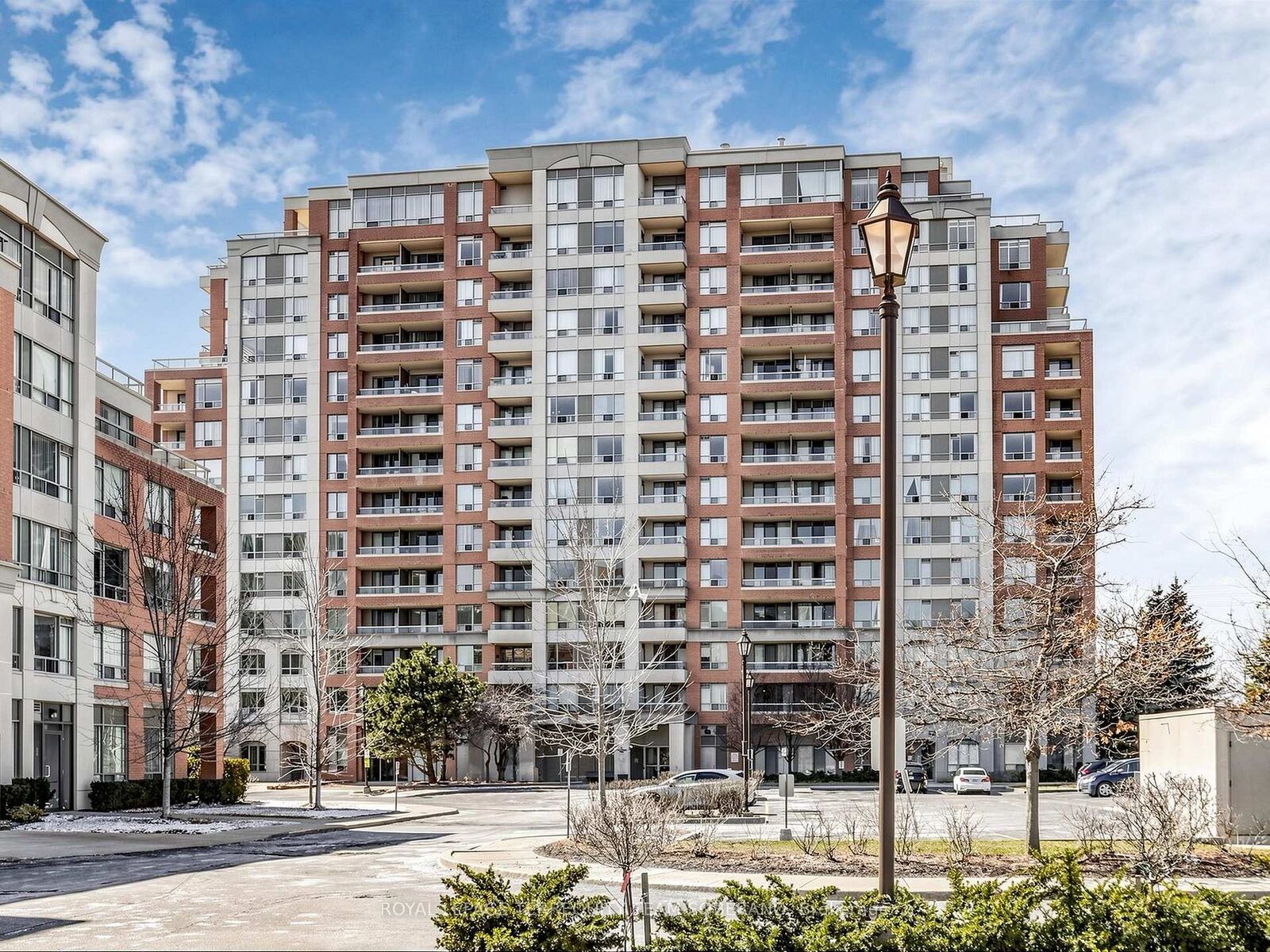 Property Photo: 9 Northern Heights Drive 104 ON L4B 4M5