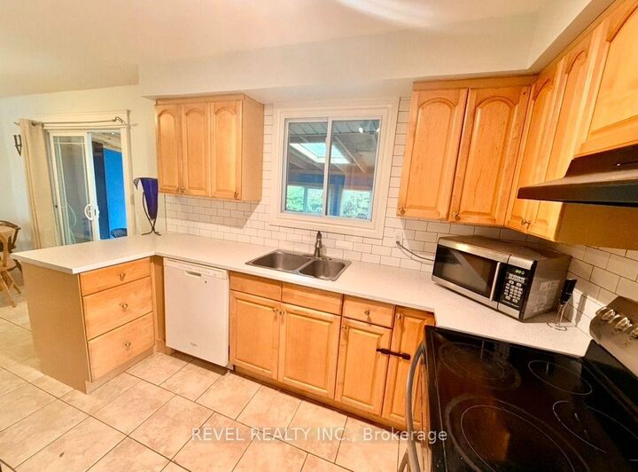 Property Photo:  10 Agincourt Gardens  ON N5Z 4E3 