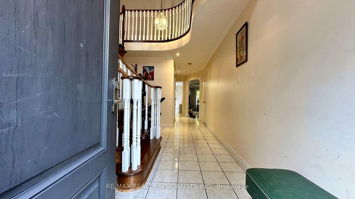 Property Photo:  5929 Leeside Crescent  ON L5M 5L8 