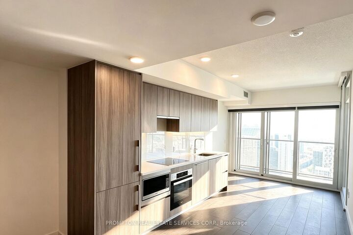 Property Photo: 3 Concord Cityplace Way 2715 ON M5V 0X4