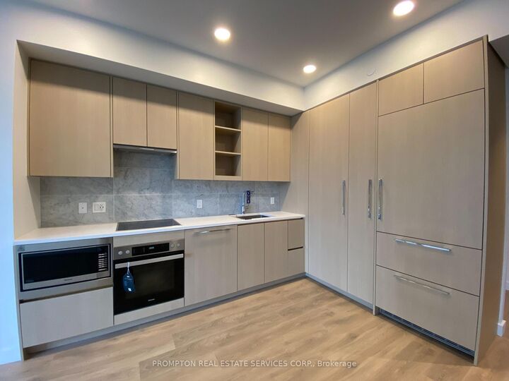 Property Photo:  95 McMahon Drive 2805  ON M2K 0H1 