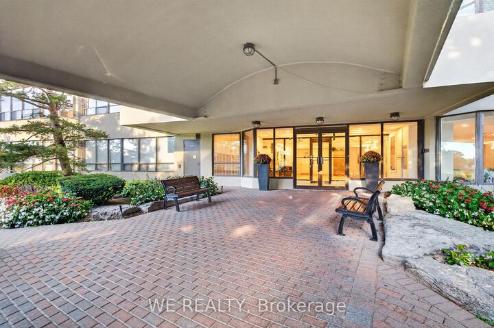 Property Photo:  22 Hanover Road 1603  ON L6S 5K7 