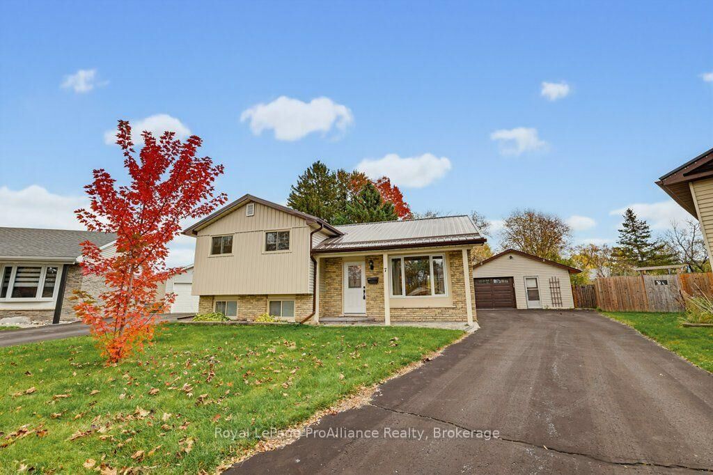 Property Photo: 7 Yates Court ON K8P 4V5