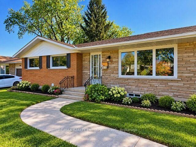 Property Photo:  60 Royal Manor Drive Main  ON L2M 4L6 