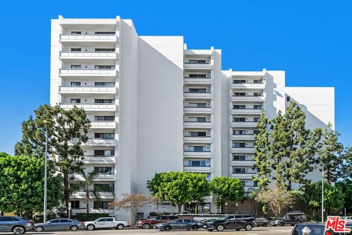 Property Photo:  321 S San Vicente Blvd, Unit 301  CA 90048 