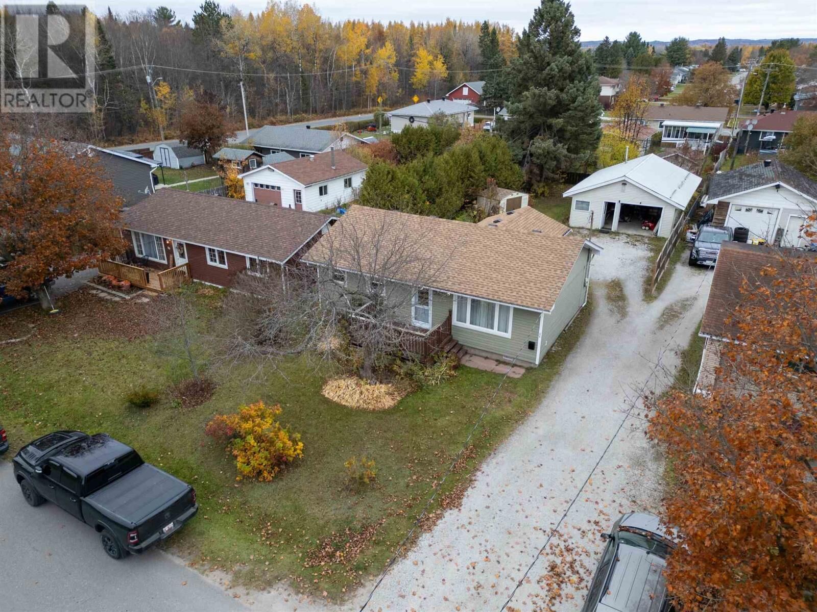 Property Photo:  84 Farquhar St  ON P6B 3R1 