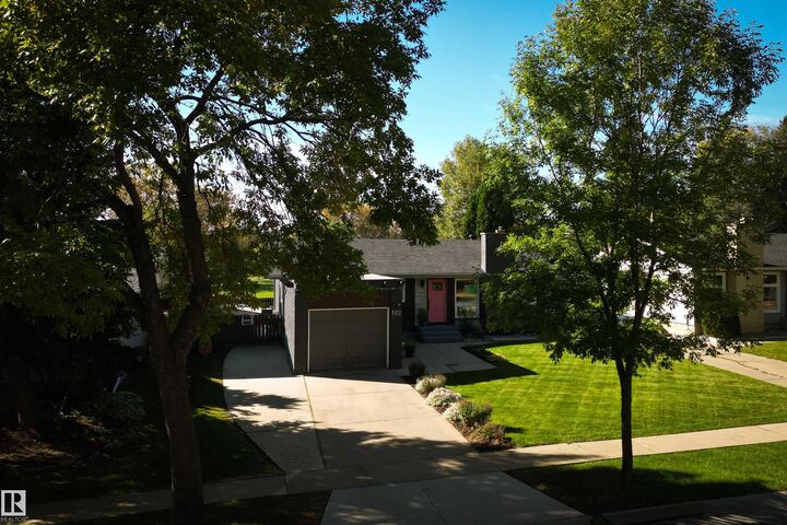 Property Photo:  122 Mission Avenue  AB T8N 2C6 