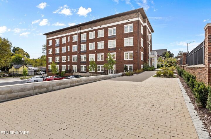 Property Photo: 2724 E Magnolia Ave 105 TN 37914