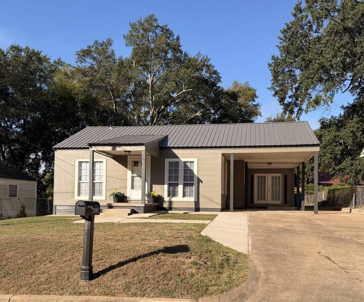 Property Photo:  1803 Brook St  TX 75670 