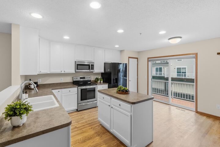 Property Photo:  911 Ledgestone Drive  MN 55115 