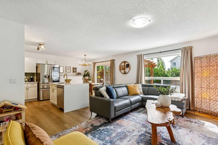 Property Photo:  242 Cougar Plateau Mews SW  AB T3A 4W5 