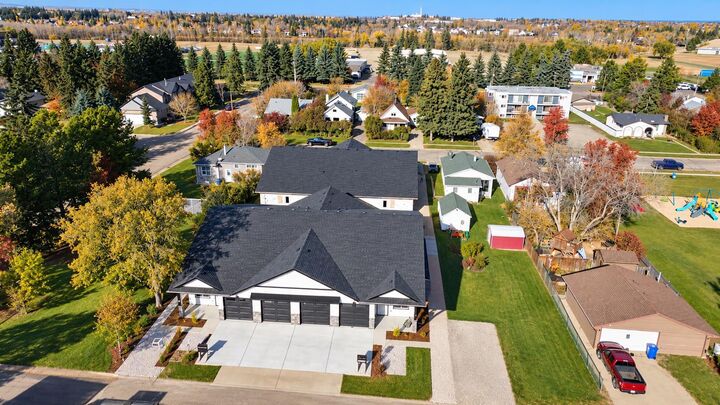 Property Photo: 5463 55 Avenue 4 AB T4L 1M1