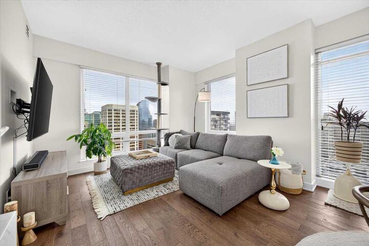 Property Photo: 930 6 Avenue SW 3306 AB T2P 1J3