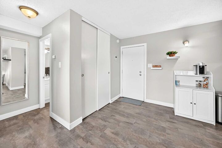 Property Photo:  314 14 Street NW 206  AB T2N 1Z8 