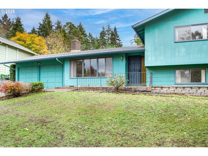 Property Photo: 2233 Brittany St OR 97405