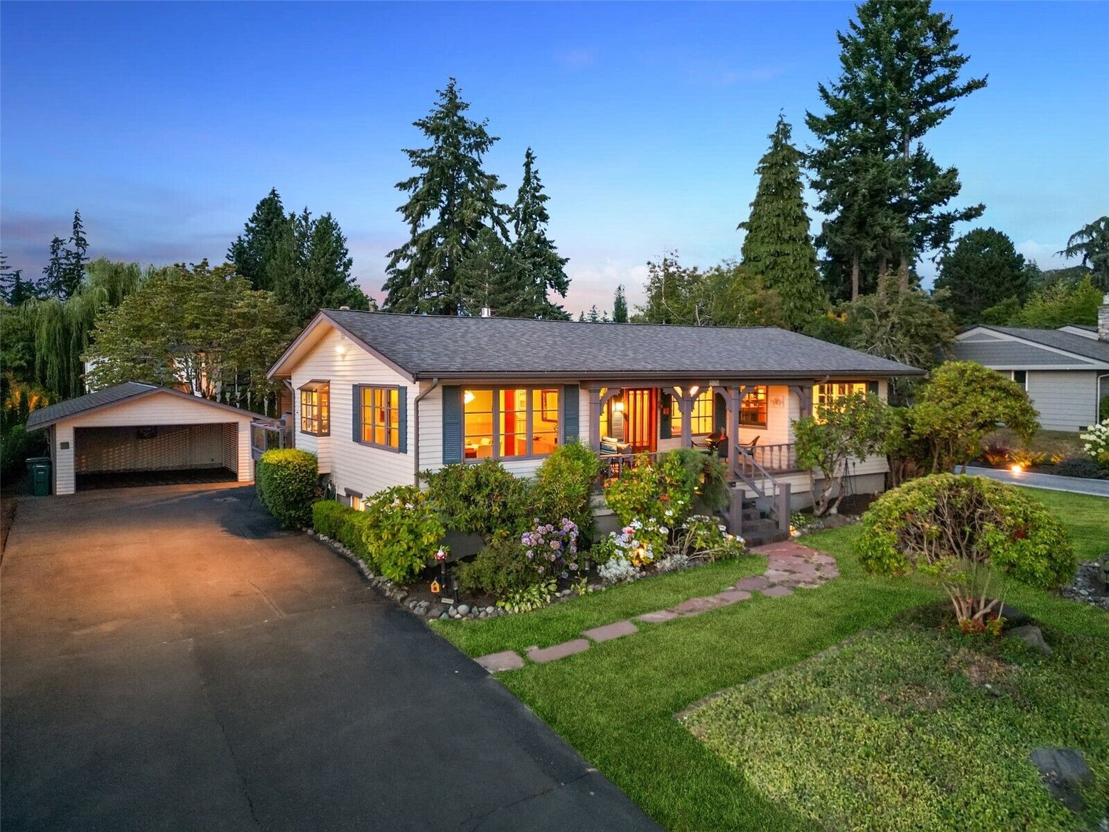 Property Photo:  916  18th Avenue W  WA 98033 