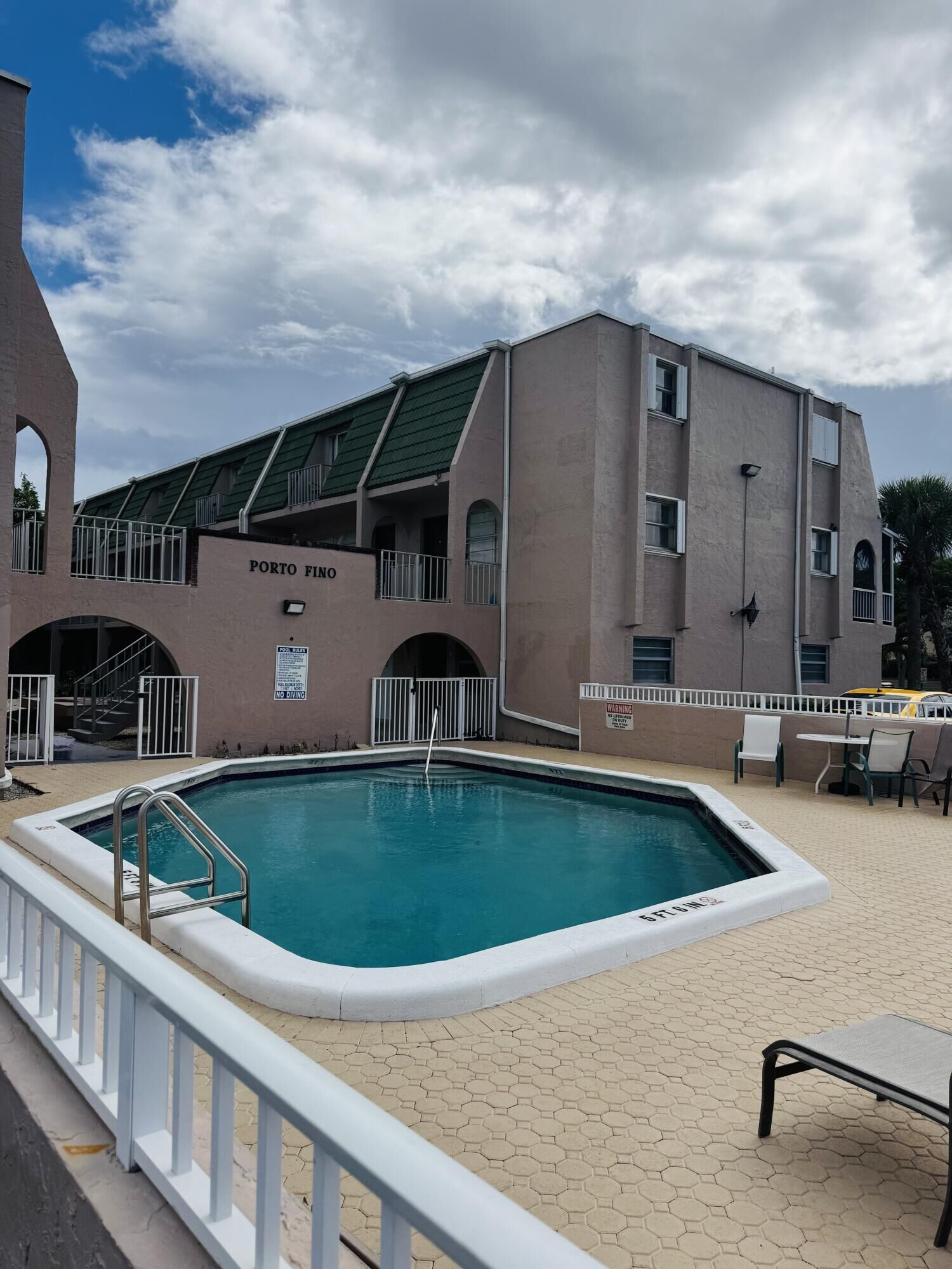 Property Photo: 1100 SE 4th Avenue 1 FL 33441