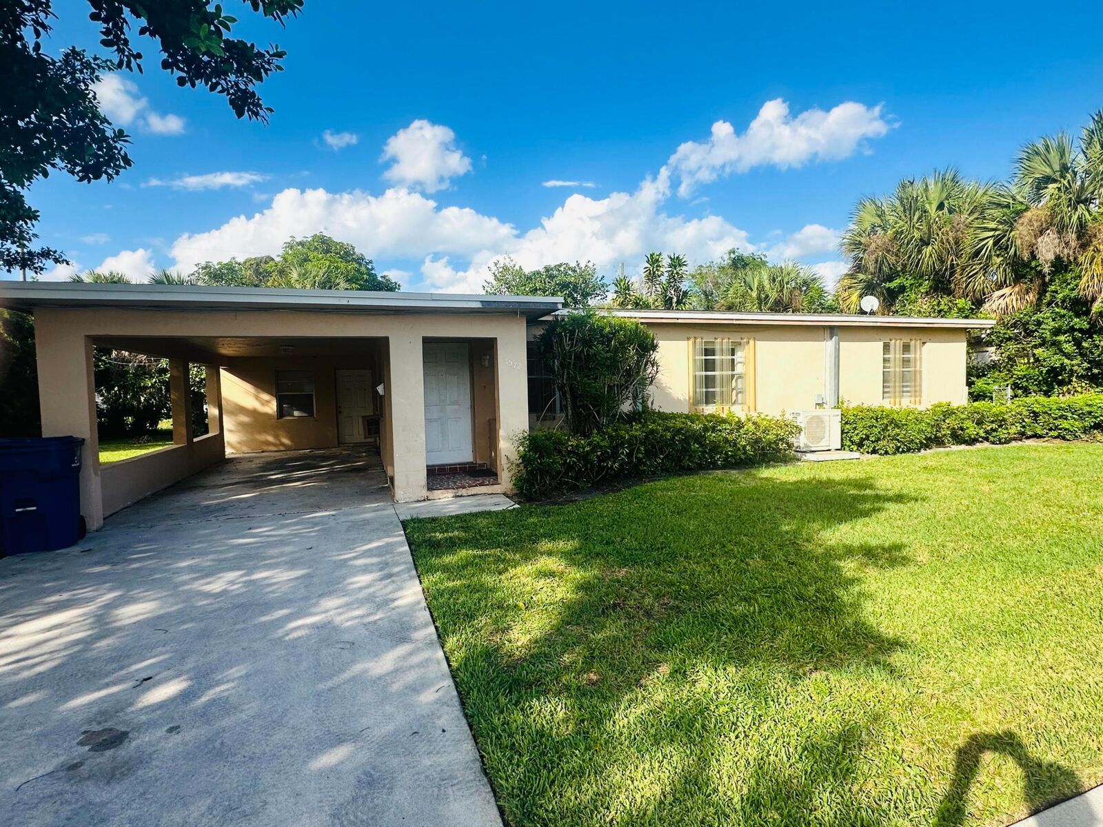 Property Photo:  1572 W 10th Street  FL 33404 