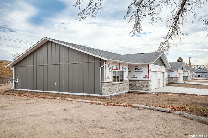 Property Photo:  129 3rd Avenue NE 3  SK S6H 8A9 