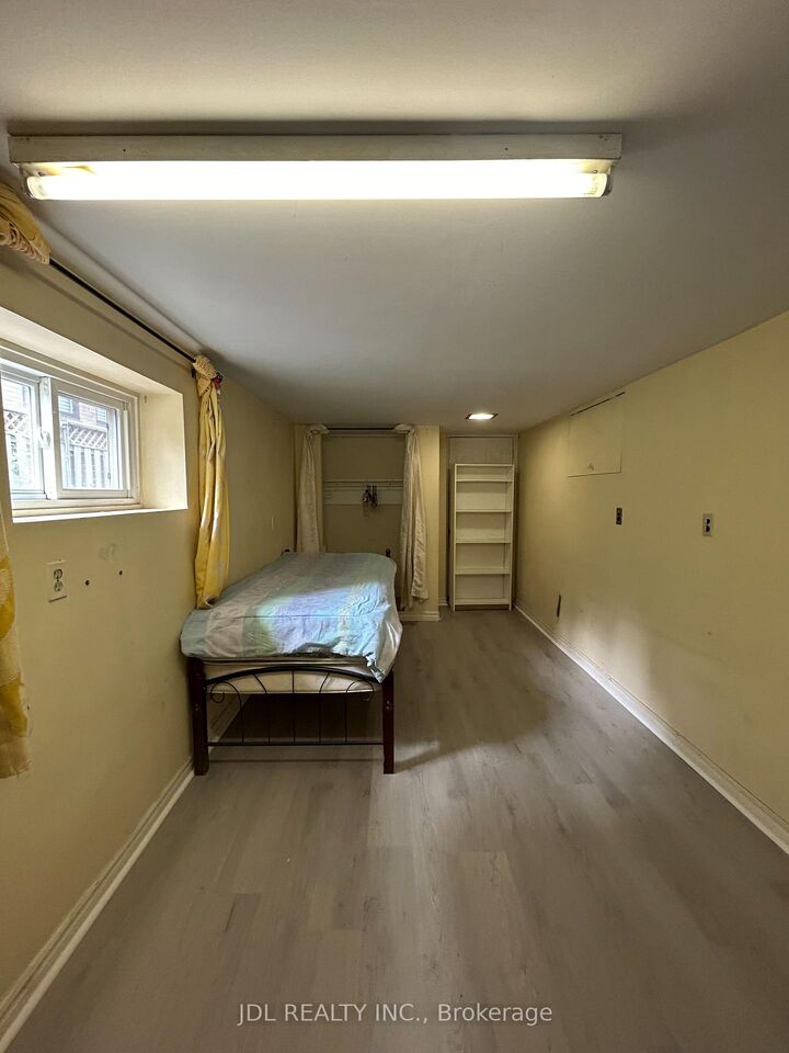 Property Photo: 186 Wilfred Ave Avenue Masterbedroom Walkoutbsmt ON M2N 5C9
