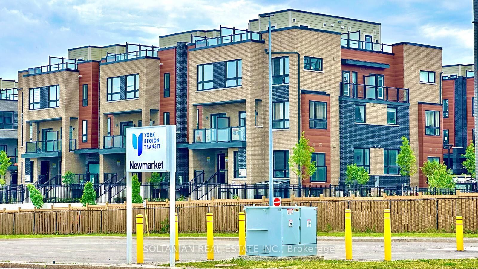 Photo de la propriété:  20 Lytham Green Circle 8  ON L3Y 0H3 