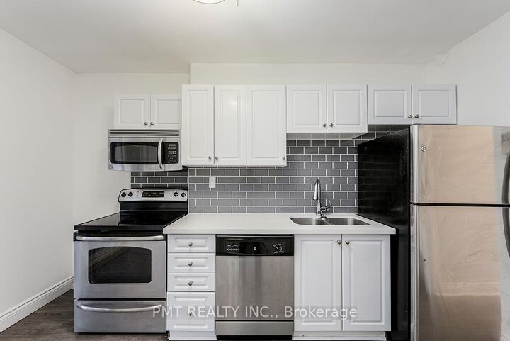 Photo de la propriété:  863 Pape Avenue Main  ON M4K 3T7 