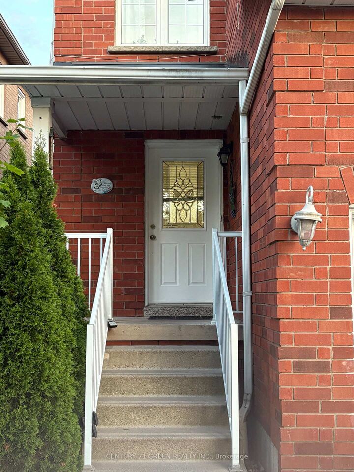 Property Photo:  598 Dolly Bird Lane (Upper)  ON L5W 1G7 
