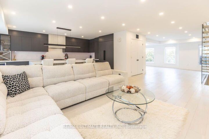 Property Photo:  33 Flindon Road  ON M6M 1J1 