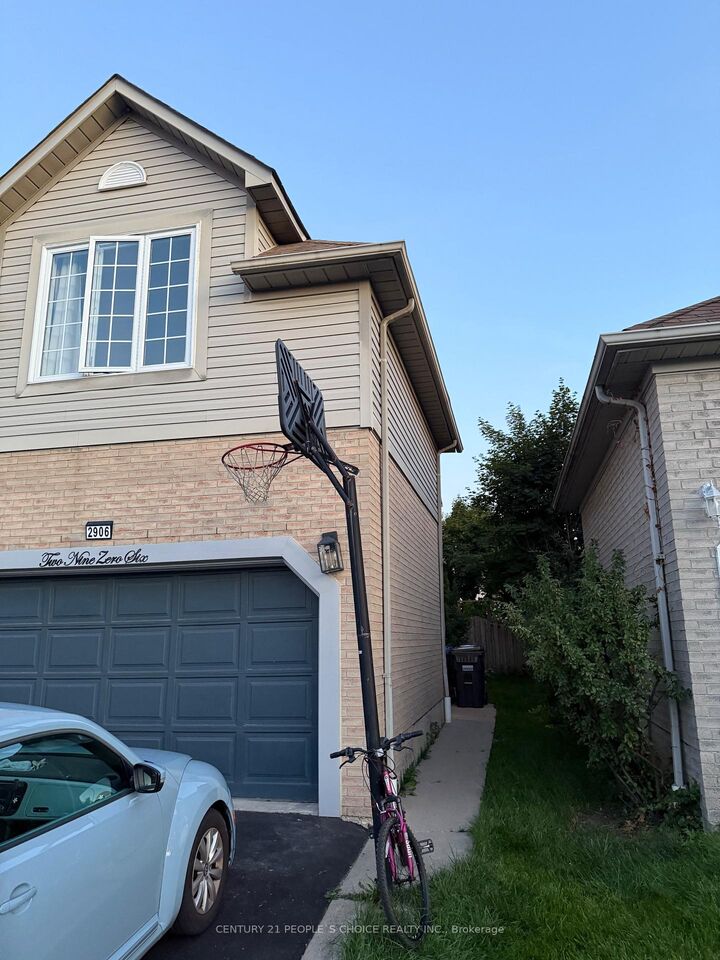 Property Photo:  2906 Peacock Drive Bsmt  ON L5M 5S2 