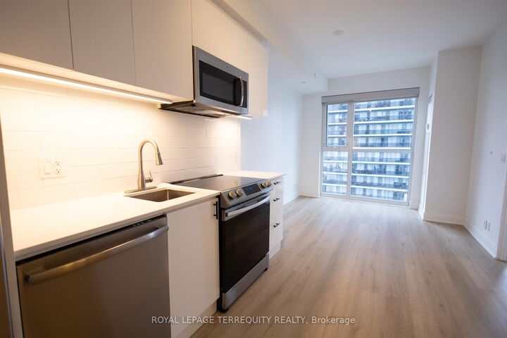 Property Photo:  33 Shore Breeze Drive 3006  ON M8V 0G1 