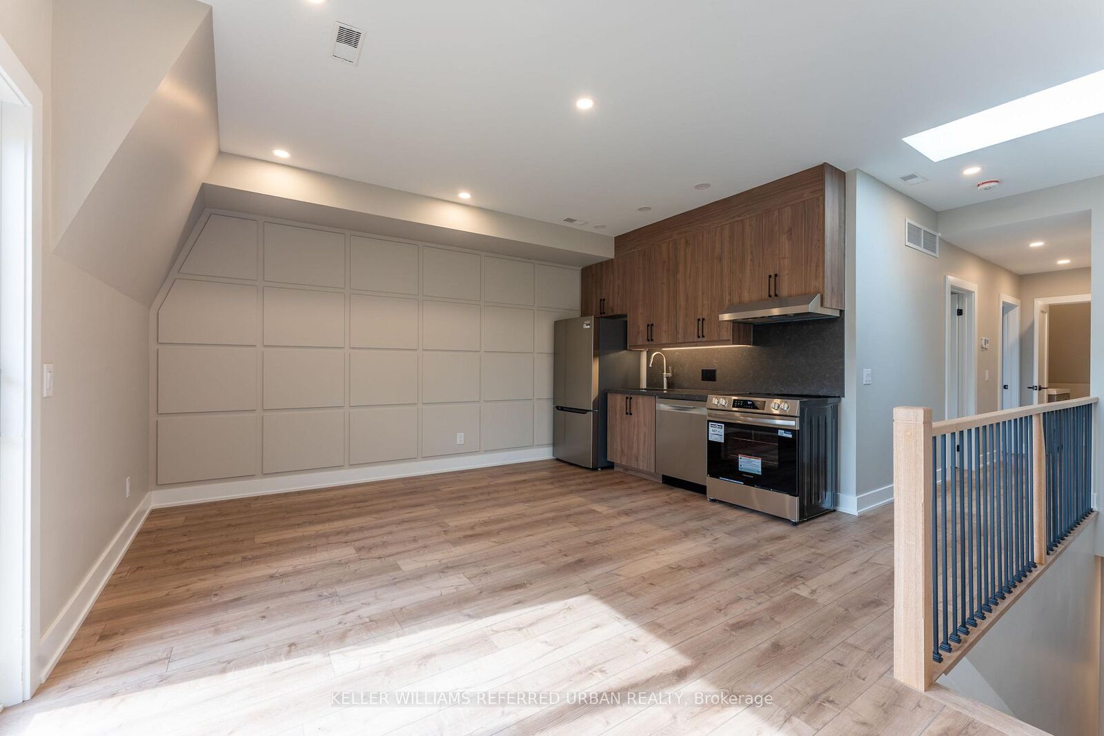 Property Photo: 352 Jones Avenue 4 ON M4J 3G3
