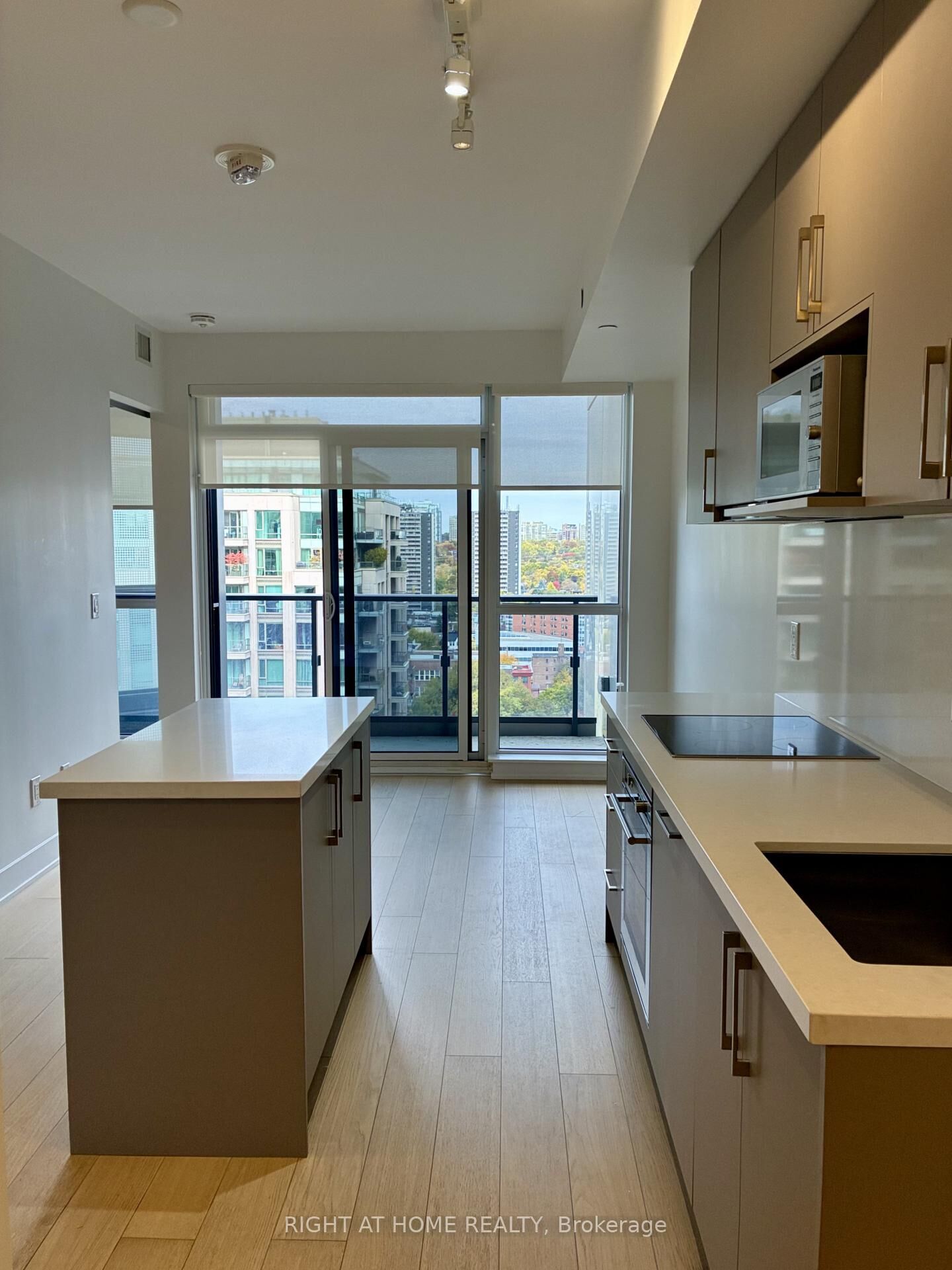 Property Photo: 88 Cumberland Street 1705 ON M5R 0C8
