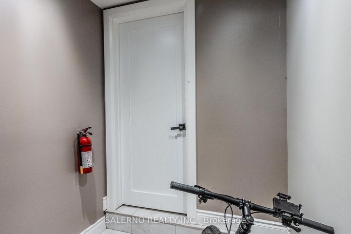 Property Photo:  756 Dundas Street W Main  ON M6J 1T8 