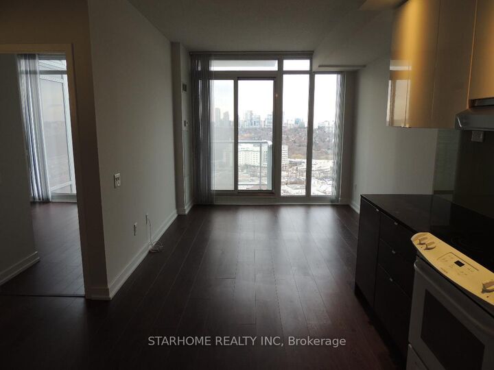 Property Photo:  121 McMahon Drive 2806  ON M2K 0C2 