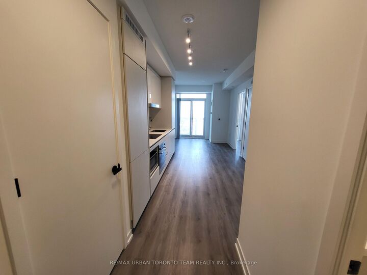 Property Photo:  28 Interchange Way 1609  ON L4K 0P8 