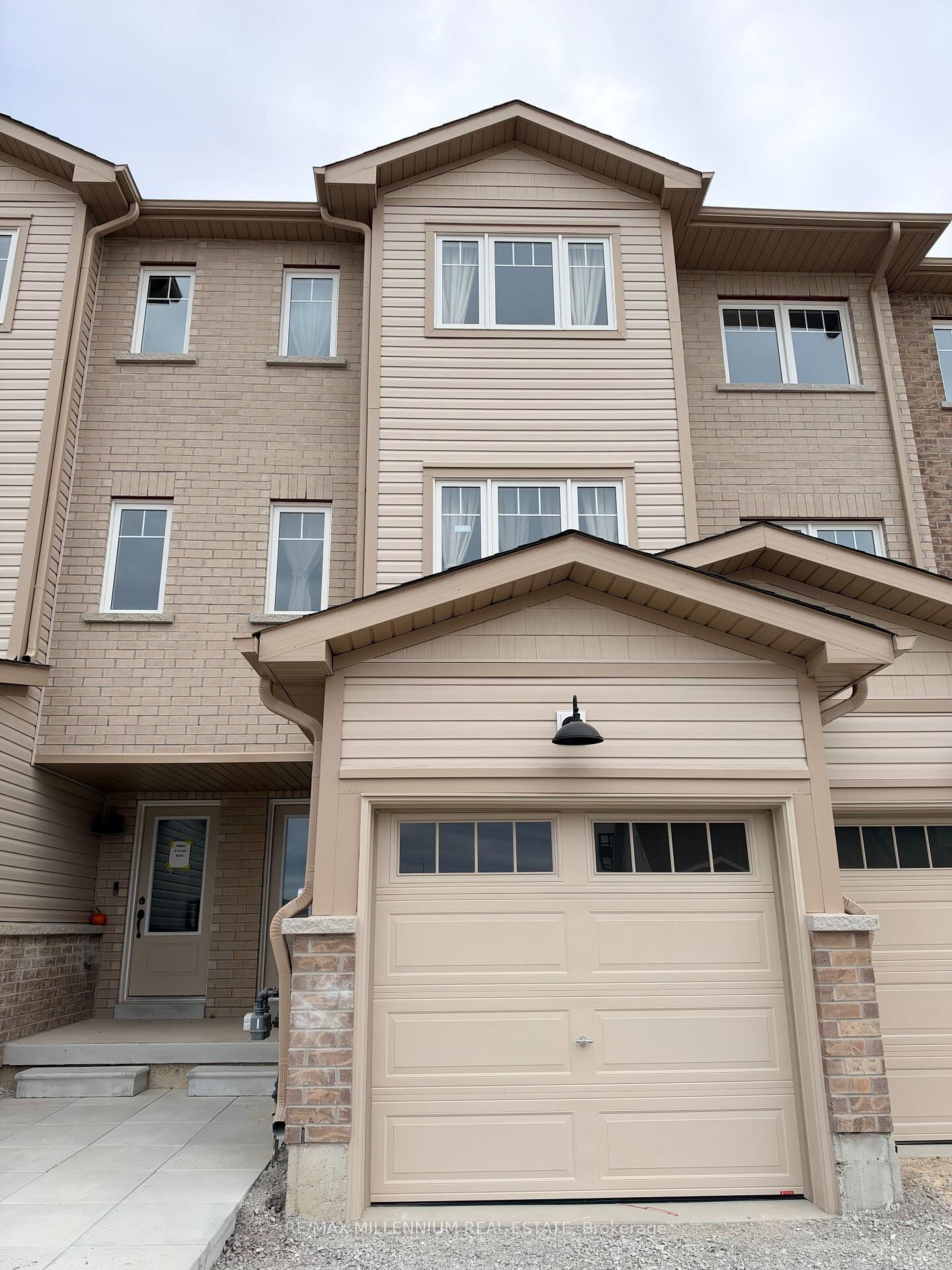 Property Photo:  39 Flan Boulevard  ON L9J 0E1 