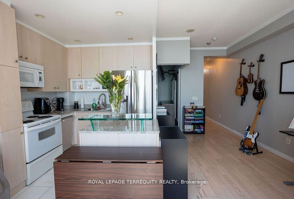 Property Photo: 8 York Street 3108 ON M5J 2Y2