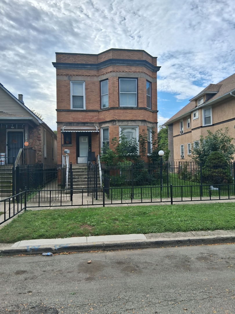 Property Photo: 4929 W Erie Street IL 60644
