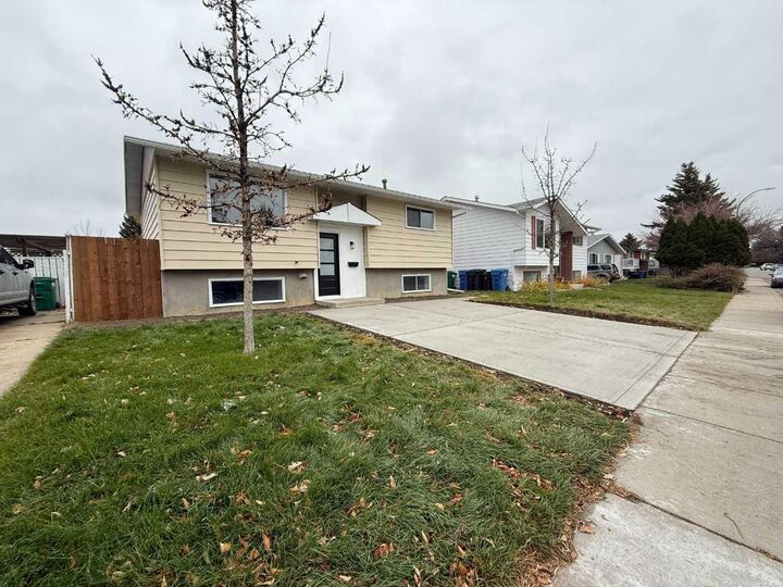 Property Photo:  15 Laval Court W  AB T1K 4G2 