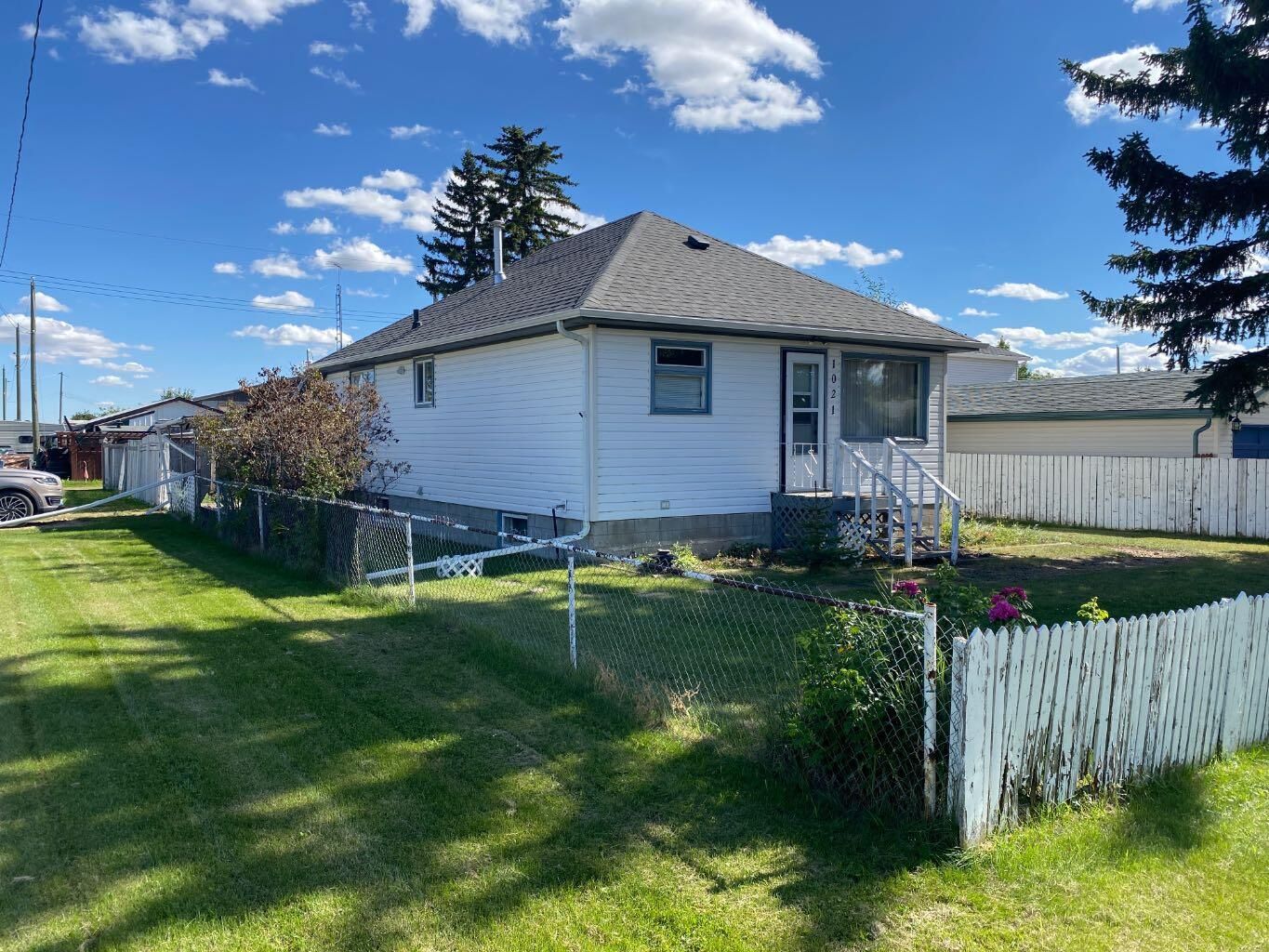 Property Photo:  1021 Moville Street  AB T0B 3P0 