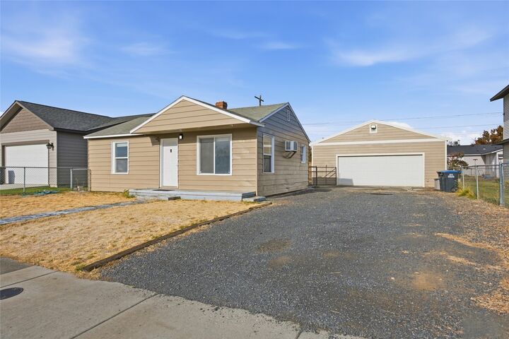 Property Photo:  2212  Spruce  WA 98837 