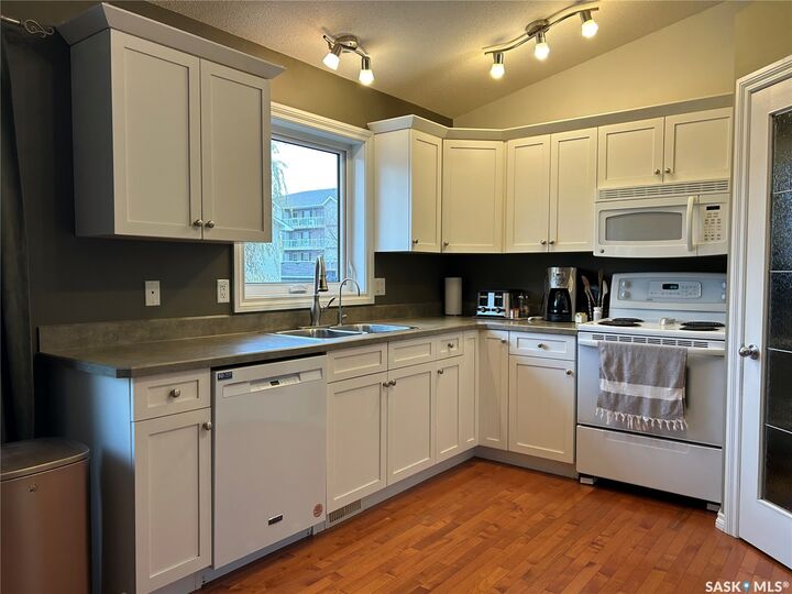 Property Photo:  1618 2nd Street  SK S4A 0N1 
