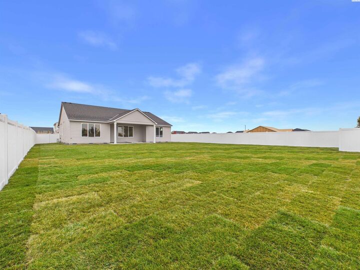 Property Photo:  309 Sapphire Ave  WA 98930 