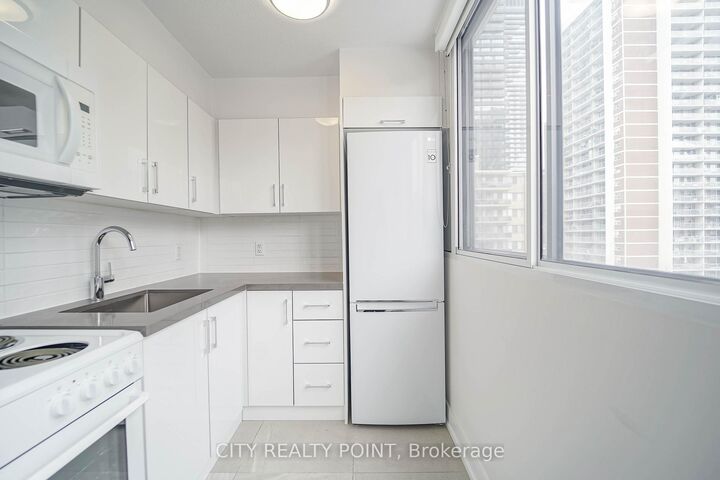 Property Photo:  33 Isabella Street 1613  ON M4Y 2P7 