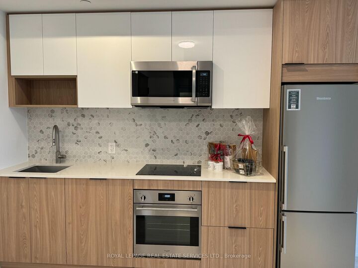 Property Photo:  5 Defries Street 3401  ON M5A 0W7 
