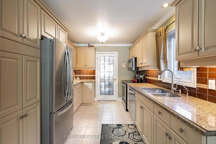 Property Photo:  64 Sunset Boulevard  ON L9R 2A3 