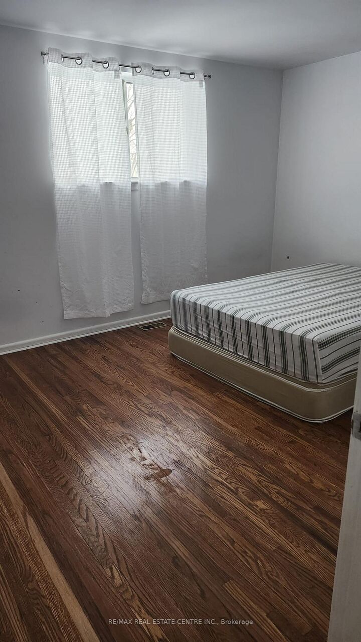 Property Photo:  23 Avondale (Upper) Boulevard  ON L6T 1H1 