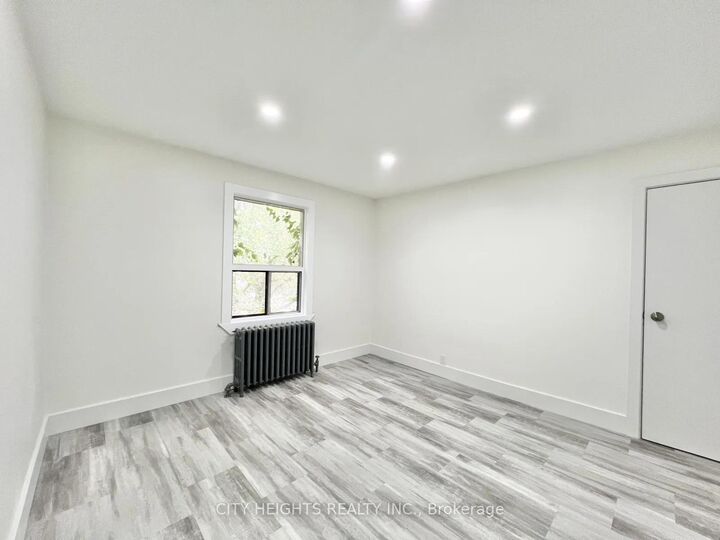 Property Photo: 15 Stavebank Road S 6 ON L5G 2T3