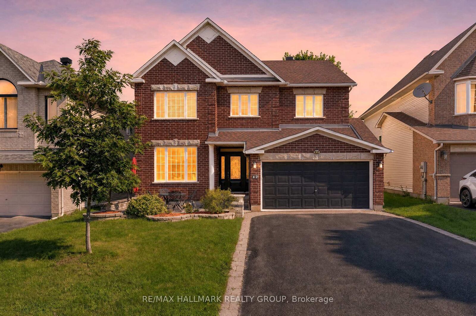 Property Photo:  42 Glenrill Place S  ON K2M 2T5 